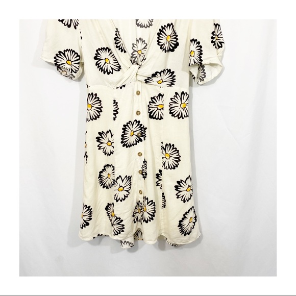 Urban Outfitters Bettie Twist Knot Daisy Print Floral Dress - Picture 7 of 13